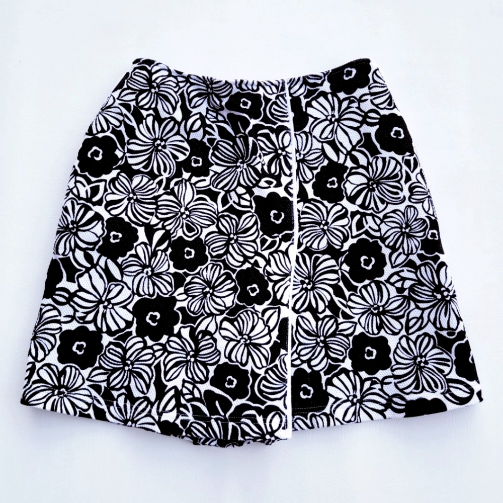 DRESSBARN ♡ NWT Gorgeous Black 'n White Floral Comfy 'n Stretchy Mini Skort S
